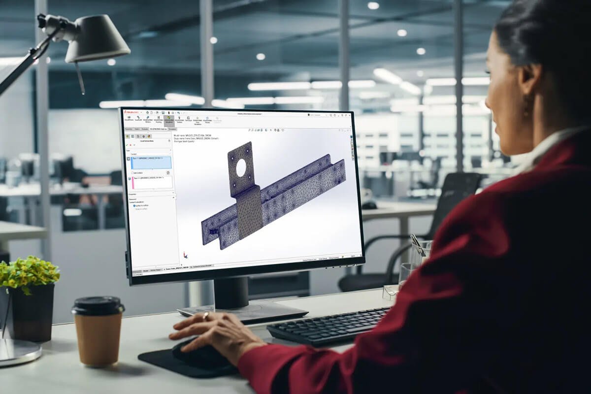 Pessoa trabalhando no software SOLIDWORKS Simulation